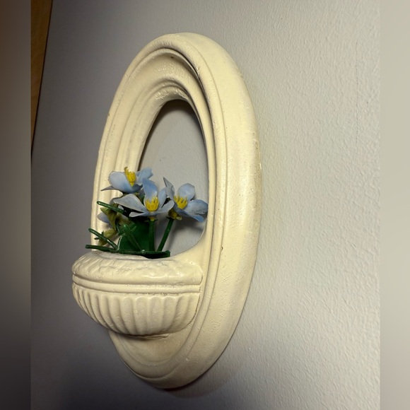 Vintage wall hanging. Plaster with faux periwinkle flowers 6x7.5” oval - Picture 2 of 8